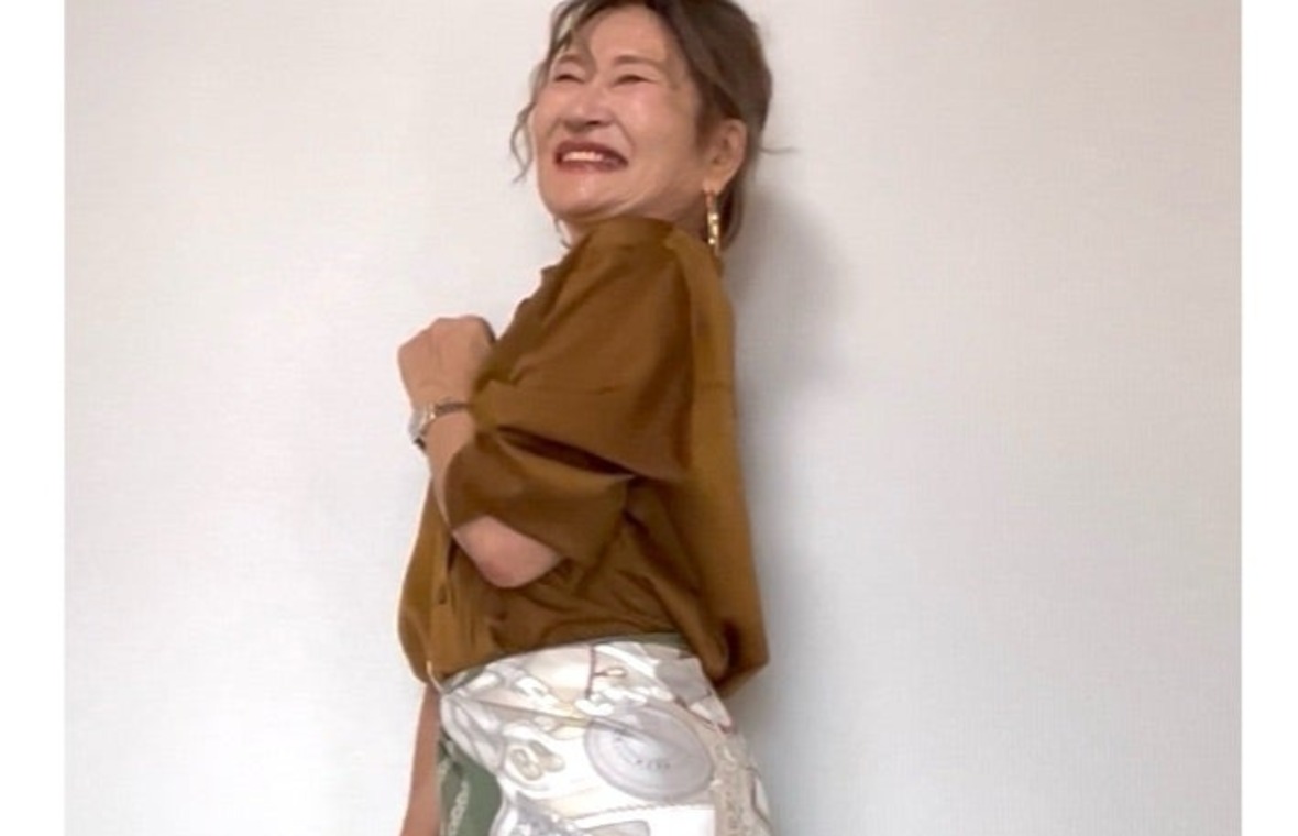 スカーフを腰に巻いたブラウンと白の大人コーデ