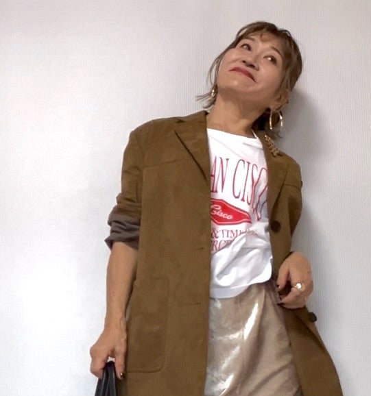 白いTシャツにブラウンのスエードジャケットを羽織った三村由香