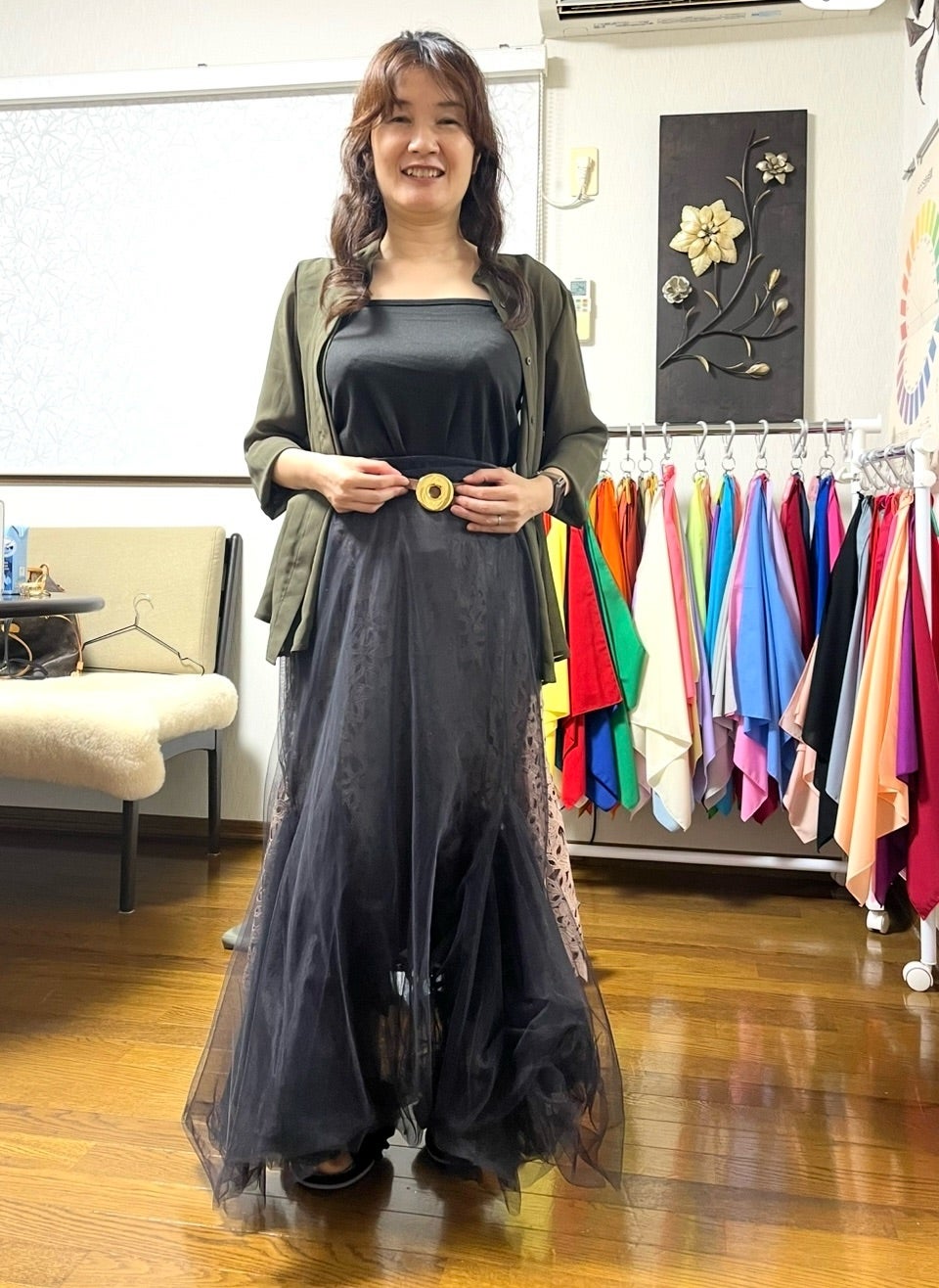 黒のドレスにベルトを合わせた大人の装い