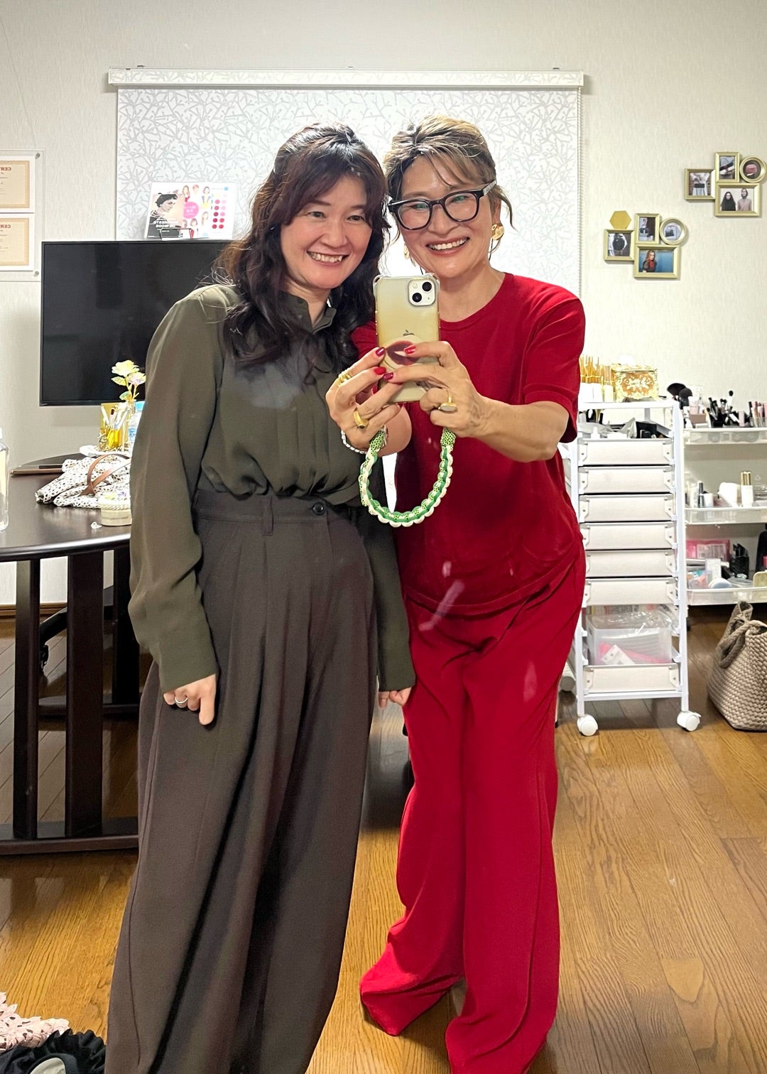 赤とオリーブの装いで並ぶ三村由香と参加者