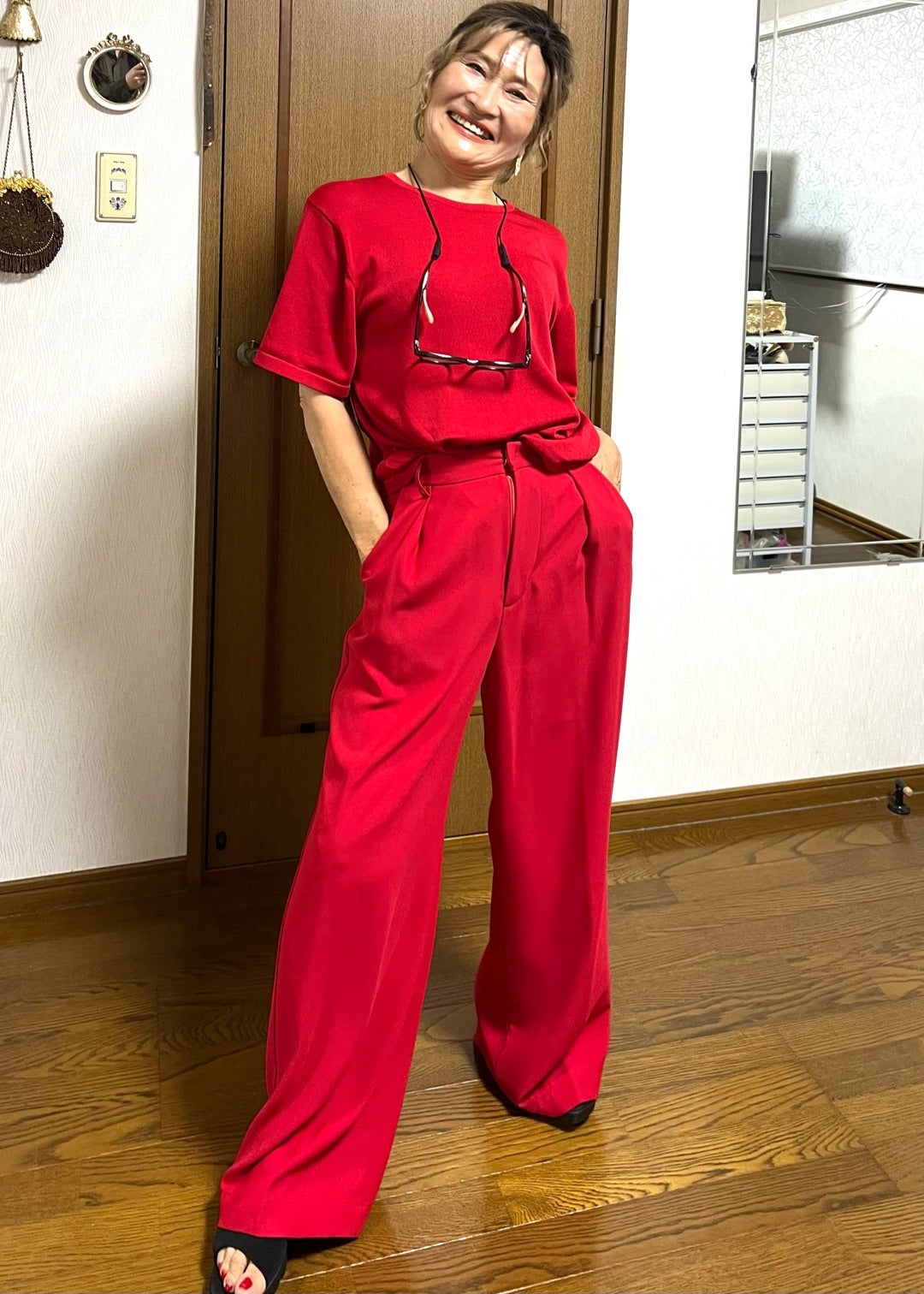 鮮やかな赤の装いを着た三村由香