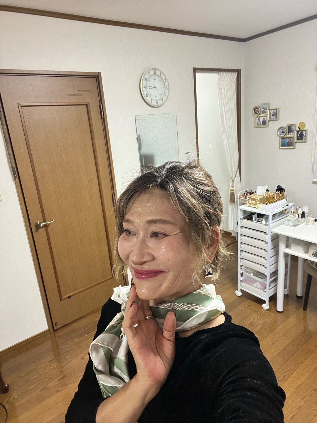 鏡で顔まわりのバランスを確かめる三村由香