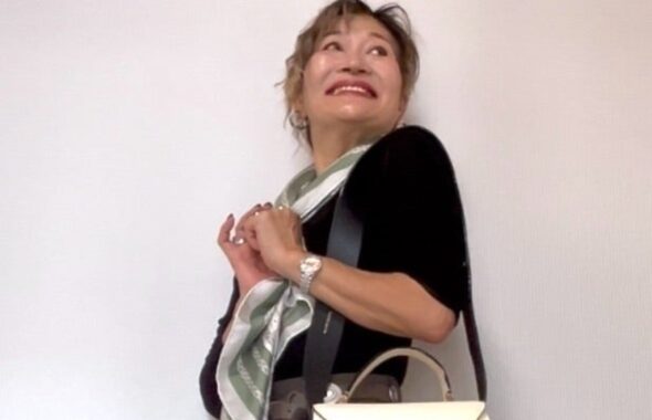 スカーフとバッグを合わせたワンツーコーデの三村由香