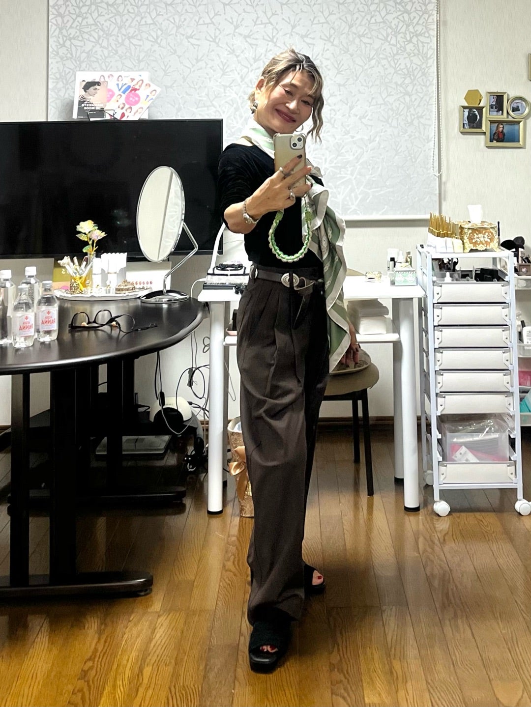 スカーフを持って全身のバランスを見る三村由香