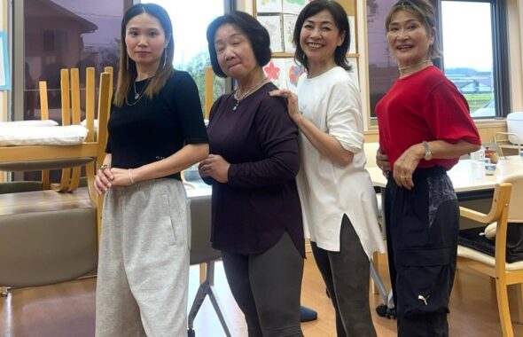 大人のウォーキングレッスンに参加した三村由香と皆さん