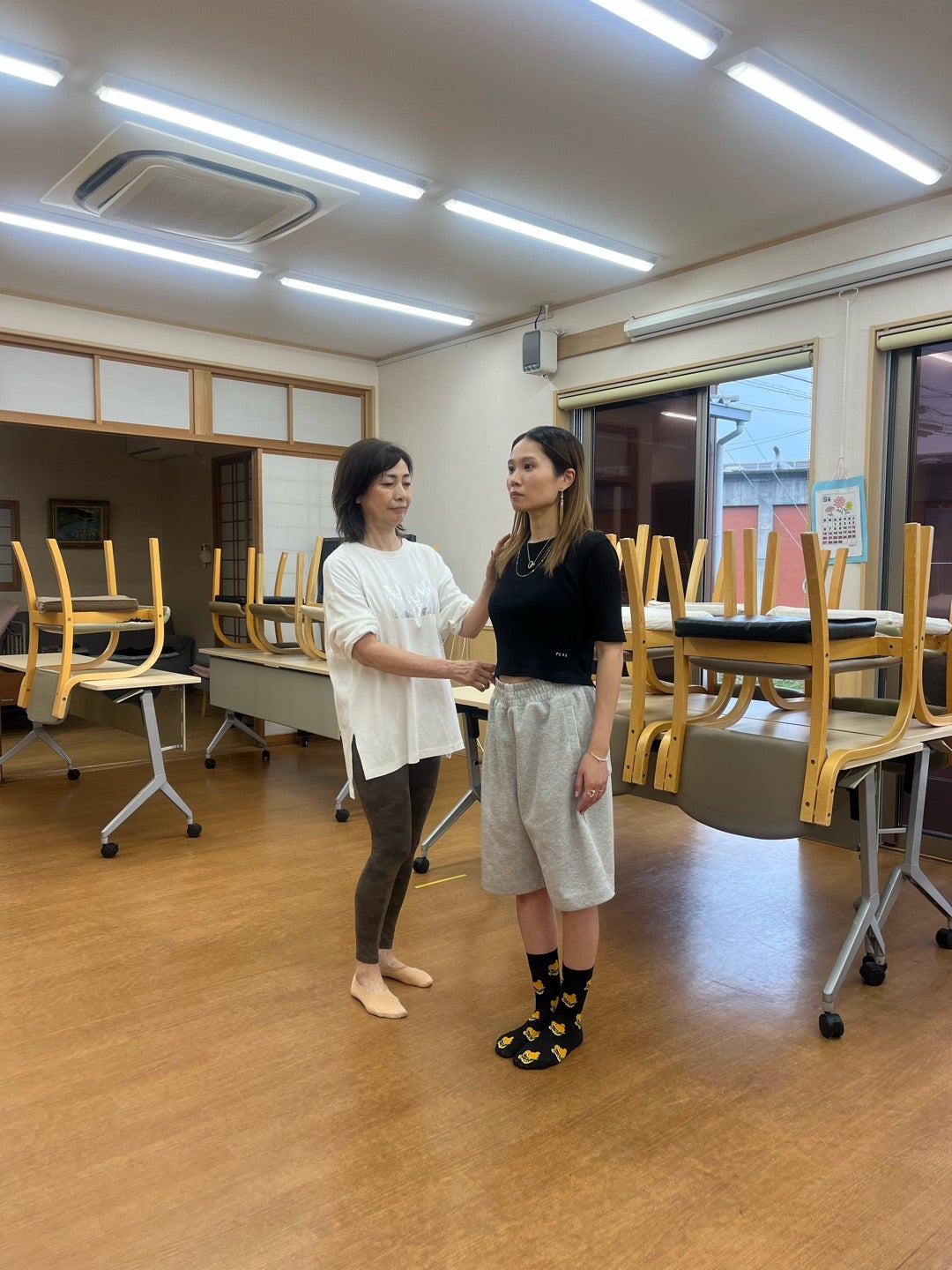 室内で立ち方と歩き方の確認を受ける参加者