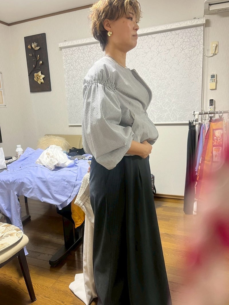 パーフェクトコースで装いを確認する様子
