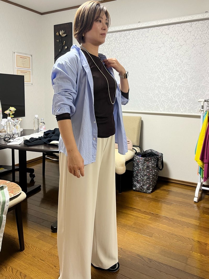 日常に取り入れやすい明るい装い