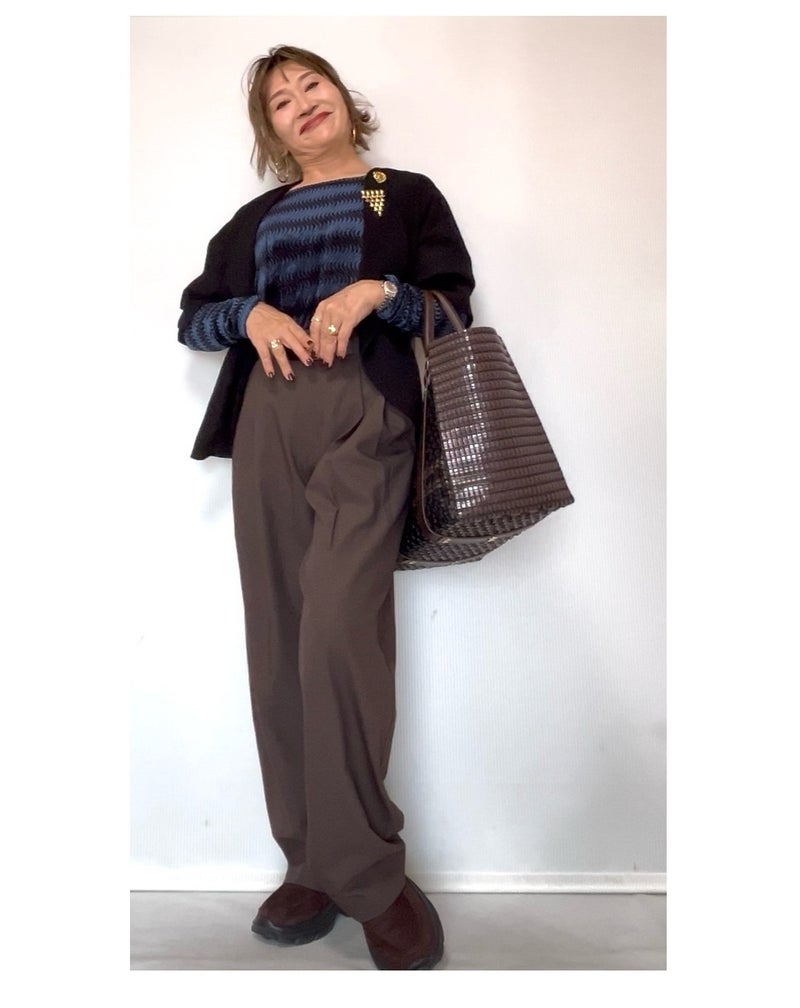 バッグの色を服に取り入れた着こなし