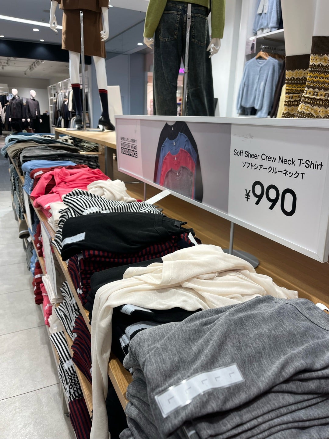 シアートップスの売り場に表示されていた990円の値札