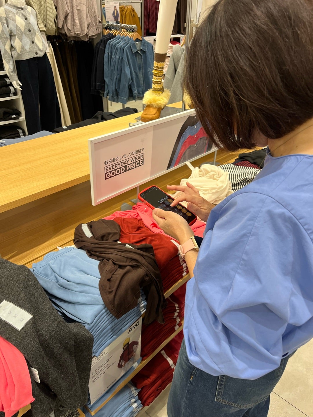 売り場で色や組み合わせを検討するお客様