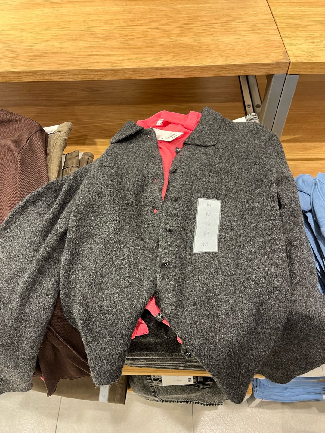 グレーのトップスにピンクを重ねて並べた組み合わせ