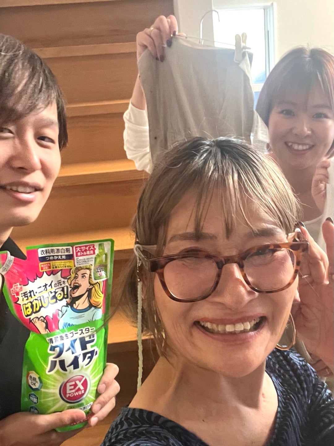 洗濯講座で衣類と洗剤を持って集まった皆さん