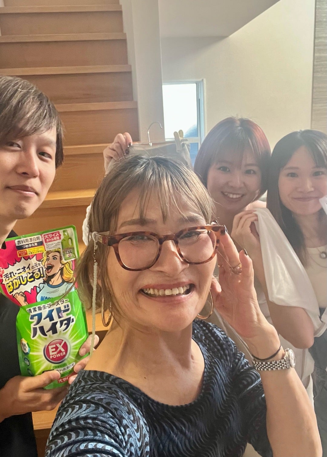 衣類と洗剤を手にした洗濯講座の集合写真