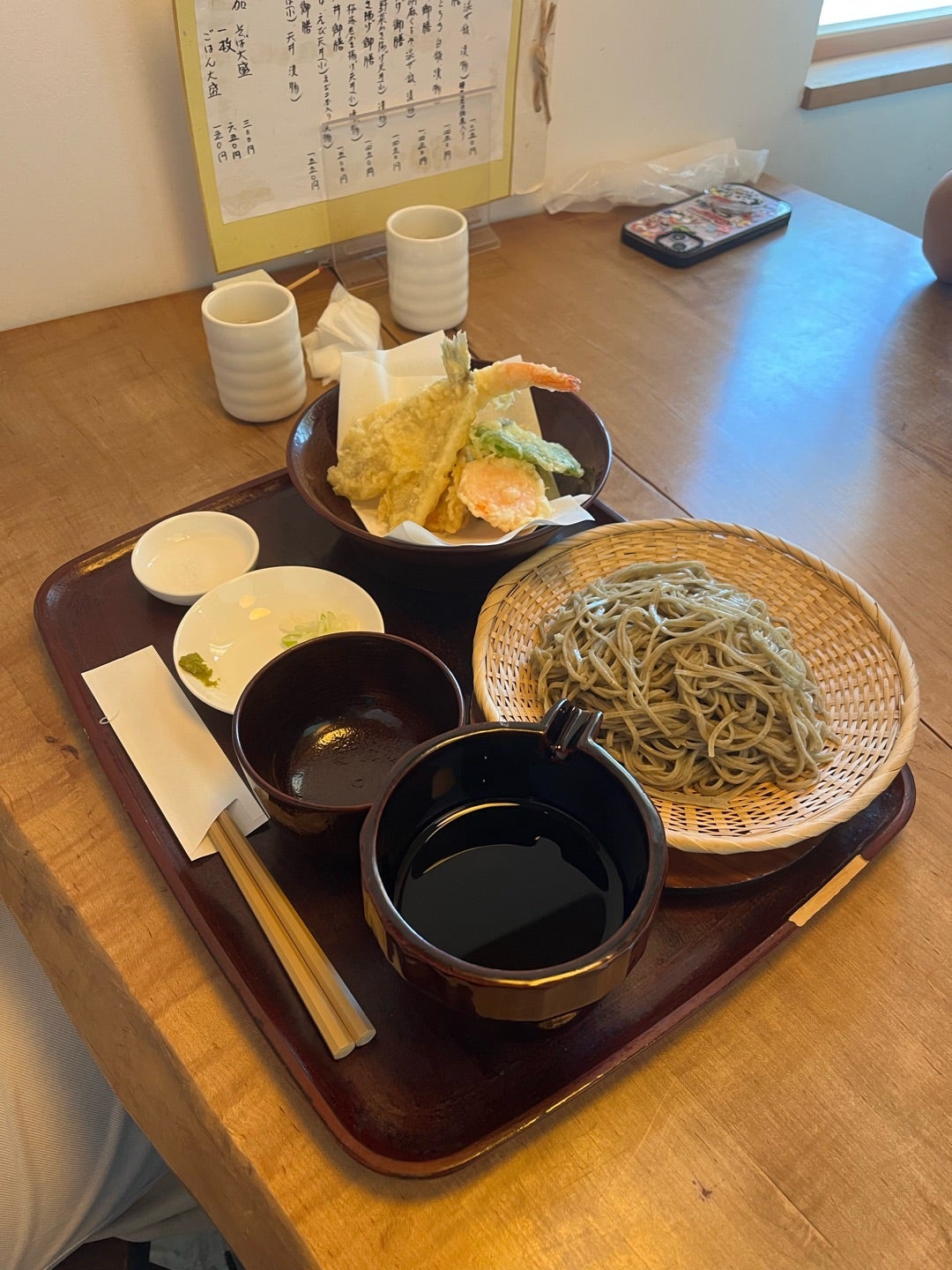 ざる蕎麦と天ぷらが並ぶ食卓