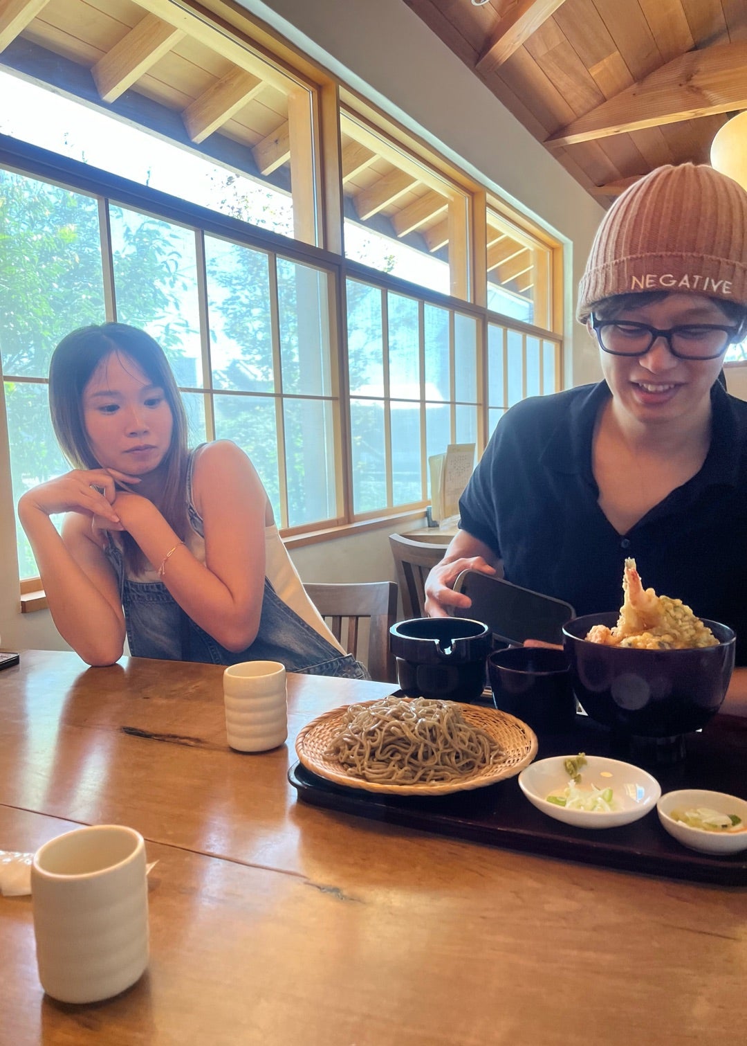 蕎麦店のテーブルを囲むお二人