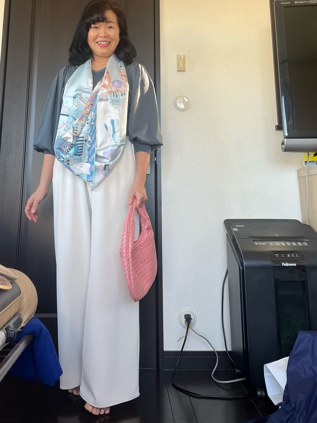 ブルー系のスカーフとピンクのバッグを合わせた着こなし