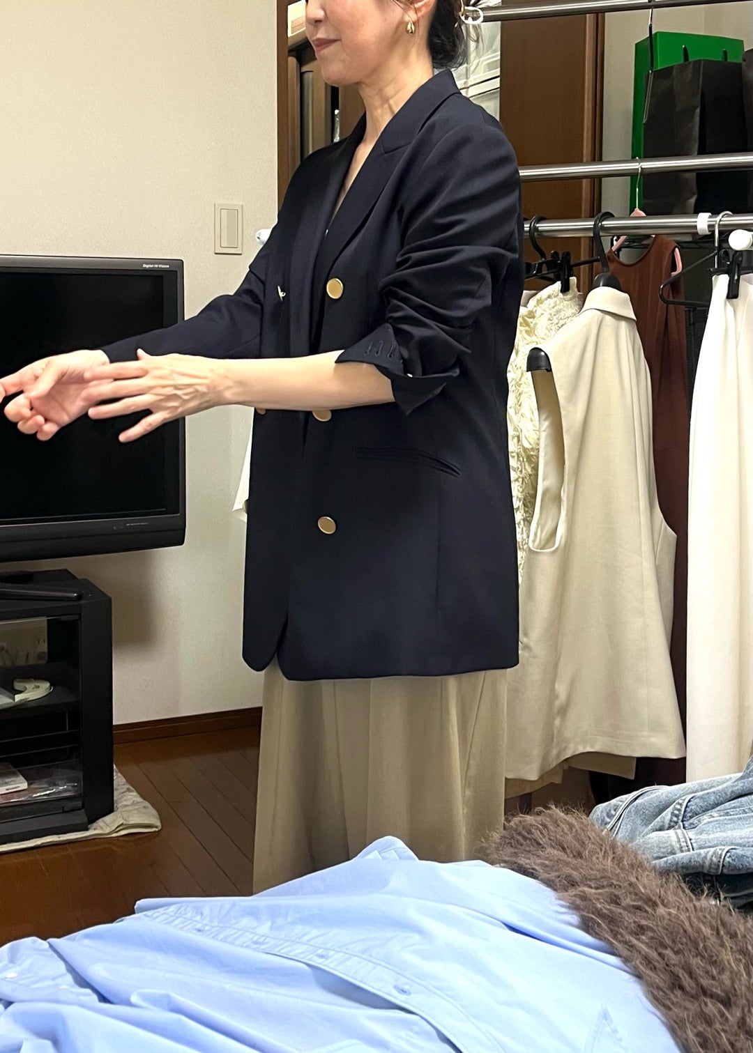 訪問クローゼットレッスンでジャケットを着ている様子
