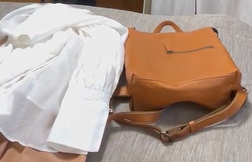 クローゼットレッスンで並べられた白い服とブラウンのバッグ